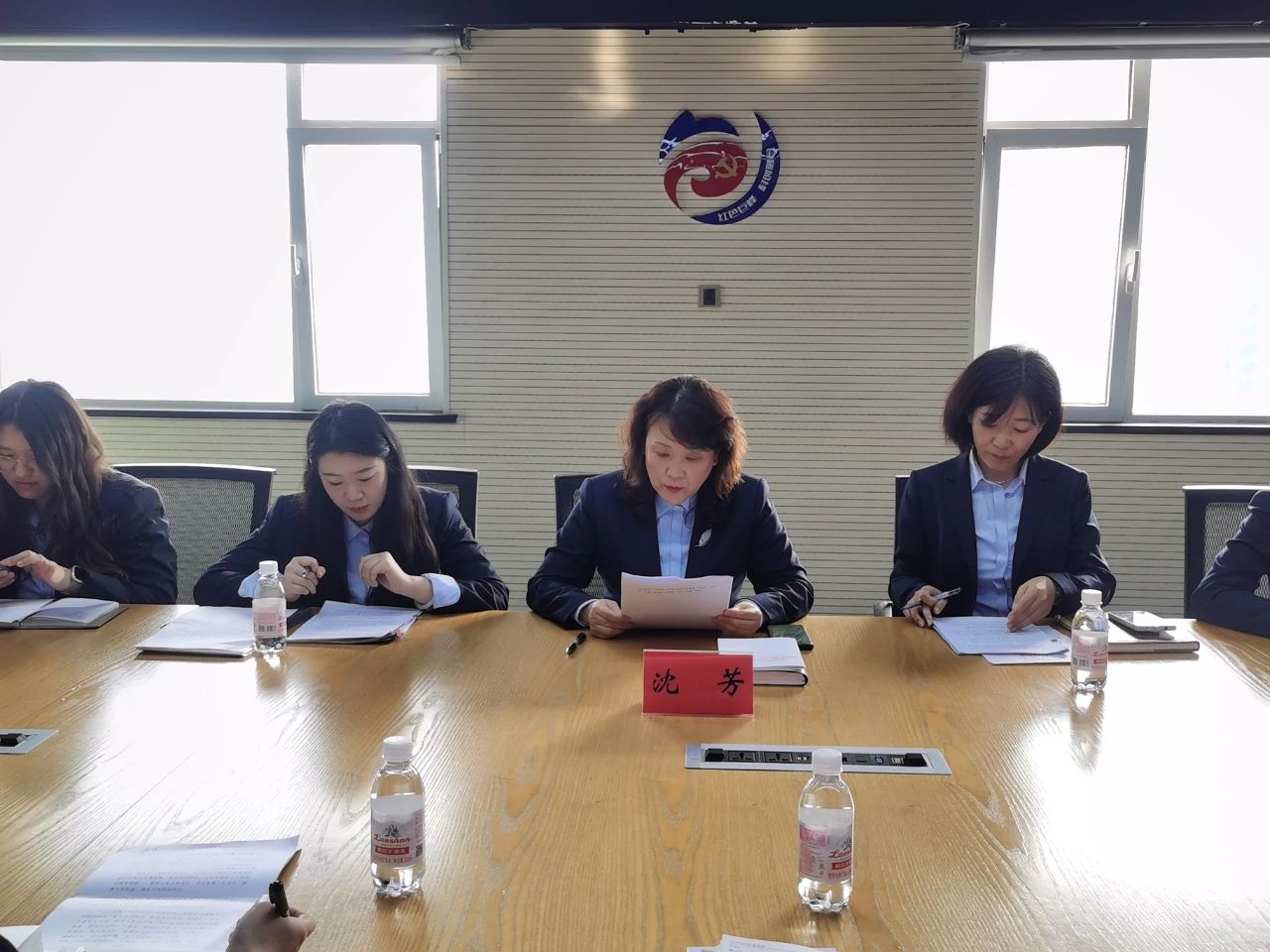 巨峰科创妇委会主任沈芳带领全体女职工学习二十大报告内容